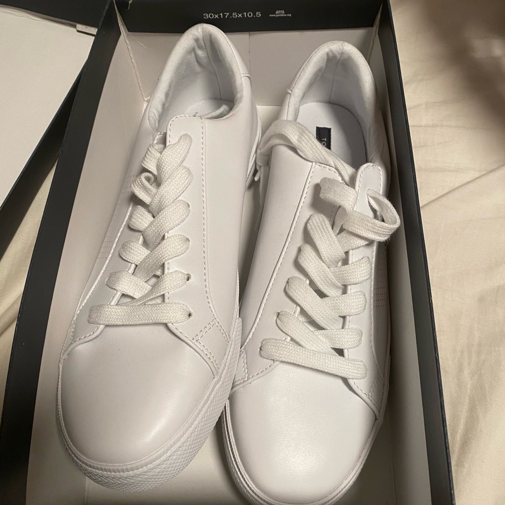NWT Tommy Hilfiger sneakers